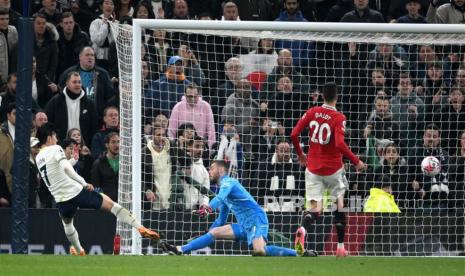 Penyerang Tottenham Hotspur Son Heung-min (kiri) menaklukkan kiper Manchester United (MU) David de Gea untuk membuat skor MU vs Newcastle menjadi imbang 2-2 dalam laga lanjutan Liga Primer Inggris di London, Inggris, 27 April 2023. 