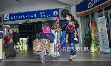 Pekerja migran berada didekat pintu kedatangan Pelabuhan Internasional Batam Centre, Batam, Kepulauan Riau, Senin (26/10/2020). Pemerintah Indonesia dan Singapura sepakat untuk membuka kembali jalur Travel Corridor Arrangement (TCA) yang memungkinkan perjalanan lintas batas untuk perjalanan bisnis yang mendesak, perjalanan diplomatik,  dan kedinasan dengan membuka dua pintu masuk ke Indonesia, yaitu Bandara Soekarno Hatta, Cengkareng dan Pelabuhan Internasional Batam Centre. 