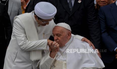 Pemimpin Gereja Katolik Dunia Paus Fransiskus mencium tangan Imam Besar Masjid Istiqlal Nasaruddin Umar berbincang saat menghadiri acara dialog lintas agama di Masjid Istiqlal, Jakarta, Kamis (5/9/2024). Dalam lawatannya ke Indonesia, Paus Fransiskus menghadiri kegiatan dialog bersama pemuka lintas agama di Masjid Istiqlal serta menandatangani prasasti sekaligus meninjau terowongan silaturahmi yang menghubungkan Masjid Istiqlal dengan Gereja Katedral.