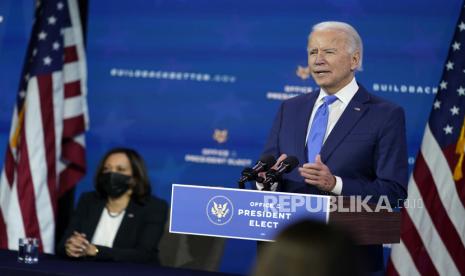  Presiden terpilih Joe Biden dan Wakil Presiden terpilih Kamala Harris tiba di sebuah acara untuk memperkenalkan calon dan calon mereka ke pos kebijakan ekonomi di The Queen theater, Selasa, 1 Desember 2020, di Wilmington, Del.