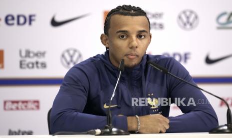 Jules Kounde, bek dari Prancis, menjawab pertanyaan saat konferensi pers di Stadion Jassim Bin Hamad di Doha, Qatar, Senin, 12 Desember 2022. Prancis akan bermain melawan Maroko selama pertandingan sepak bola semifinal Piala Dunia pada 14 Desember 2022.