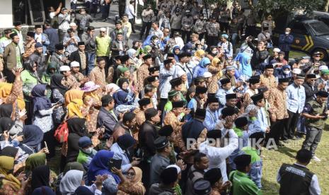 Massa dari Persatuan Guru Madrasah (PGM) Indonesia Kota Tasikmalaya mengelar aksi unjuk rasa di halaman gedung DPRD Kota Tasikmalaya, Jawa Barat, Senin (31/7/2023). Mereka menolak wacana sekolah sehari penuh atau full day school yang diberlakukan pada lembaga pendidikan negeri dan mendesak kepada pemerintah daerah untuk menginstruksikan SD Negeri untuk mengefektifkan jam pembelajaran serta agar siswa-siswi Diniyah Takmiliyah datang ke Madrasah tepat waktu. 