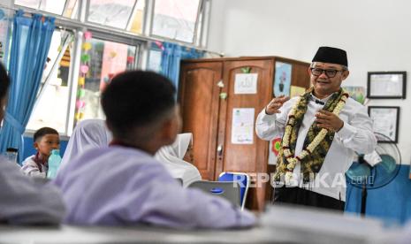 Menteri Pendidikan Dasar dan Menengah (Mendikdasmen) Abdul Muti (kanan) menyampaikan materi saat  mengajar di SDN 59 Palembang, Sumatera Selatan, Jumat (1/11/2024).