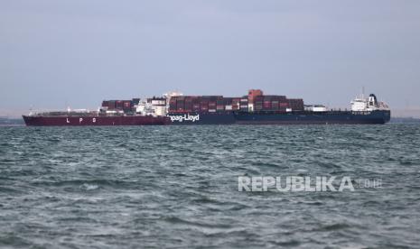  Lalu lintas pengiriman oleh kapal-kapal di Terusan Suez kembali berjalan normal pada Senin (9/1/2023) waktu setempat. Suez Canal Authority (SCA) sebelumnya mengumumkan kerusakan pada kapal kargo yang membuat lalu lintas tersendat.