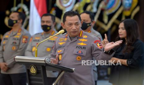 Kapolri Jenderal Pol Listyo Sigit Prabowo menyampaikan keterangan pers terkait kasus yang melibatkan mantan Kapolda Sumatera Barat Irjen Teddy Minahasa di Rupatama Mabes Polri, Jakarta, Jumat (14/10/2022). Kapolri Jenderal Listyo Sigit Prabowo telah mengonfirmasi bahwa Teddy Minahasa diduga terjerat dalam pusaran kasus narkoba serta kini telah ditahan dan menjalani penempatan khusus. Prayogi/Republika.