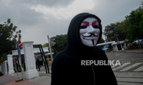 Masa aksi yang tergabung dalam Asosiasi Petani Tembakau Indonesia melakukan aksi di depan Kementerian Sekretariat Negara, Jakarta, Senin (20/9). Aksi tersebut sebagai bentuk penolakan terhadap rencana kenaikan Cukai Hasil Tembakau (CHT) tahun 2022 yang berdampak pada kehidupan petani tembakau akibat banyak industri kecil yang gulung tikar. Republika/Thoudy Badai