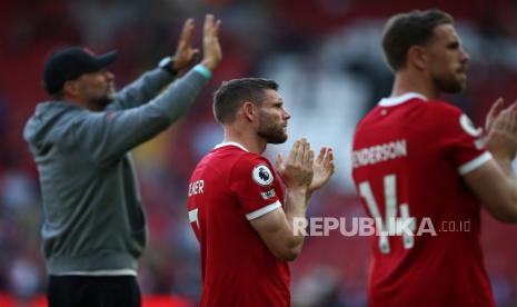 Manajer Liverpool Jurgen Klopp (Kiri), James Milner (Tengah) dan Jordan Henderson  (Kanan) bereaksi setelah pertandingan Liga Utama Inggris antara Liverpool FC dan Aston Villa di Liverpool, Sabtu (20/5/2023).