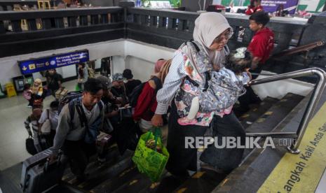 Sejumlah penumpang kereta api berjalan keluar setibanya di Stasiun Pasar Senen, Jakarta, Sabtu (13/4/2024). PT Kereta Api Indonesia (Persero) Daop 1 Jakarta memperkirakan sekitar 44.000 hingga 46.000 penumpang kereta api jarak jauh turun di area Daop 1 Jakarta pada puncak arus balik Lebaran 2024 yang dimulai pada 13-15 April 2024.