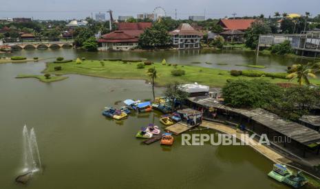 Suasana danau miniatur pulau Indonesia di TMII, Jakarta, Kamis (8/4). Pemerintah melalui Kementerian Sekretariat Negara (Kemensetneg) mengambil alih pengelolaan Taman Mini Indonesia Indah (TMII) dari Yayasan Harapan Kita. Republika/Putra M. Akbar