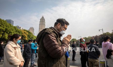 Warga mengheningkan cipta selama tiga menit tanda berkabung untuk korban COVID19 di Wuhan, China, Sabtu (4/4). China mengadakan hari berkabung nasional bagi orang-orang yang meninggal selama wabah virus corona dan COVID-19. China tidak mencatat angka kematian akibat virus corona pada Selasa (7/4). Ilustrasi.