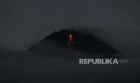 Luncuran lava pijar Gunung Merapi terlihat dari Srumbung, Magelang, Jawa Tengah, Jumat (2/2/2024). Data pemantauan BPPTKG menunjukkan suplai magma yang masih berlangsung dapat memicu terjadinya awan panas guguran di daerah potensi bahaya dan mengimbau masyarakat untuk mewaspadai lahar saat terjadi hujan di seputar Gunung Merapi. 