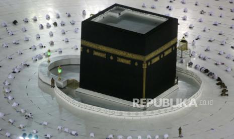 Jamaah Muslim berdoa di sekitar Kabah. 