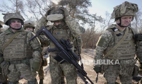  Prajurit Ukraina menunggu sebelum latihan dalam Operasi Pasukan Gabungan, di wilayah Donetsk, Ukraina timur, Selasa, 15 Februari 2022. Sementara AS memperingatkan bahwa Rusia dapat menyerang Ukraina kapan saja, hentakan genderang perang sama sekali tidak terdengar di Moskow , di mana para pakar dan orang biasa sama-sama tidak mengharapkan Presiden Vladimir Putin untuk melancarkan serangan terhadap tetangga bekas Sovietnya.