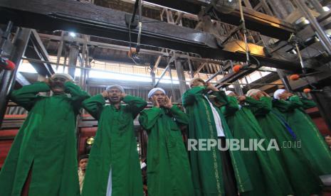 Tujuh orang muazin mengumandangkan Azan sebelum shalat Jumat di Masjid Sang Cipta Rasa di Kompleks Keraton Kasepuhan, Cirebon.