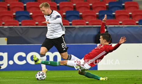 Pemain tengah timnas Jerman Arne Maier (kiri).