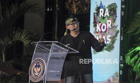 Menteri Pariwisata dan Ekonomi Kreatif, Sandiaga Salahuddin Uno menyampaikan pemaparan saat rapat koordinasi nasional (Rakornas) Kemenparekraf di Bandung, Jawa Barat, Selasa (12/12/2023). 