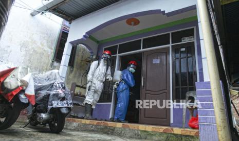 Petugas Gugus Percepatan Penanganan COVID-19 Kota Tarakan menyemprotkan cairan disinfektan di rumah salah satu warga yang diduga positif COVID-19 di Tarakan, Kalimantan Utara, Selasa (7/4/2020). Sedikitnya 16 orang positif COVID-19 di Kalimantan Utara yang tersebar di sejumlah daerah