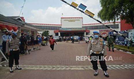 Anggota Polri berjaga di gerbang pintu masuk Lapas Kelas 1 Tangerang, Banten, Rabu (8/9). Sebanyak 41 warga binaan tewas akibat kebakaran yang membakar Blok C2 Lapas Kelas 1 Tangerang pada Rabu dini hari tersebut.Prayogi/Republika 