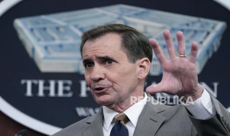 Juru bicara Pentagon John Kirby berbicara selama pengarahan di Pentagon di Washington, Senin, 28 Februari 2022.