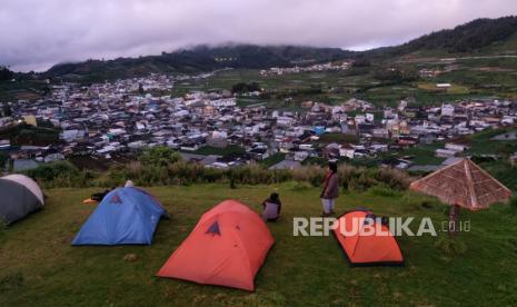 Wisatawan berkemah di bukit skuter di kawasan dataran tinggi Dieng, Batur, Banjarnegara, Jawa Tengah, Ahad (3/7/2022). 