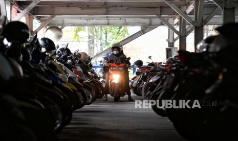 Pengendara motor melaju menuju loket pemeriksaan karcis di Park and Ride Vertical Terminal Ragunan, Jakarta, Rabu (23/11/2022). Kapasitas Park and Ride Vertical mampu menampung sekitar 1000 kendaraan motor dan 10 kendaraan mobil. Rat-rata pengendara yang menitipkan motor di Park and Ride Vertical Terminal Ragunan merupakan warga sekitar dan Depok. Park and Ride Vertical atau kantong parkir menjadi salah satu solusi Pemerintah Provinsi DKI Jakarta untuk mengatasi kemacetan juga sebagai upaya untuk mengajak warga menggunakan transportasi publik dalam berpergian. Republika/Thoudy Badai