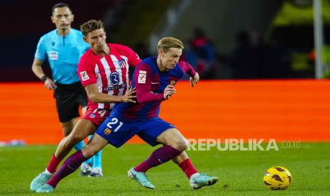 Gelandang Barcelona Frenkie De Jong (kanan). 