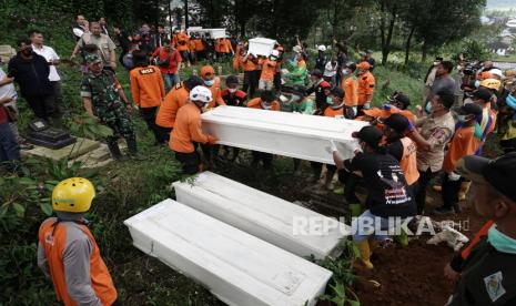 Petugas SAR gabungan membawa peti berisi jenazah korban pembunuhan berkedok penggandaan uang, untuk dimakamkan di TPU Desa Balun, Wanayasa, Banjarnegara, Jateng, Selasa (4/4/2023). Polda sebut empat korban meninggal dukun pengganda uang Banjarnegara dari Lampung.