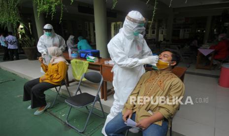 Murid SMP Negeri 1 Surabaya mengikuti pelaksanaan tes usap (swab) di Surabaya, Jawa Timur, Rabu (25/11/2020). Pelaksanaan tes usap yang diselenggarakan secara serentak oleh pemerintah Kota Surabaya untuk pelajar di 18 Sekolah Menengah Pertama (SMP) tersebut sebagai bentuk persiapan rencana sekolah tatap muka untuk jenjang SMP pada awal Desember mendatang. 