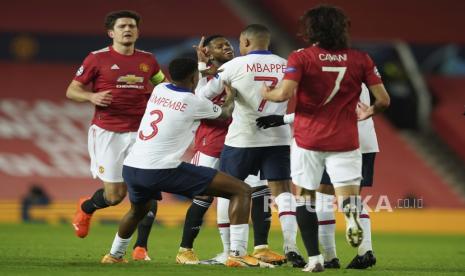 Fred, tengah dihadang pemain PSG usai off insiden bola saat pertandingan sepak bola Grup H Liga Champions antara Manchester United dan Paris Saint Germain di stadion Old Trafford di Manchester, Inggris, Rabu, 2 Desember 2020.