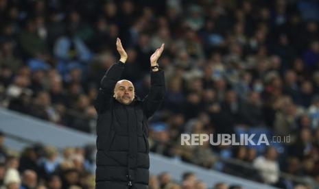 Pelatih kepala Manchester City Pep Guardiola memberi isyarat selama pertandingan sepak bola Liga Premier Inggris antara Manchester City dan Brighton and Hove Albion di Stadion Etihad di Manchester, Inggris, Rabu, 20 April 2022.