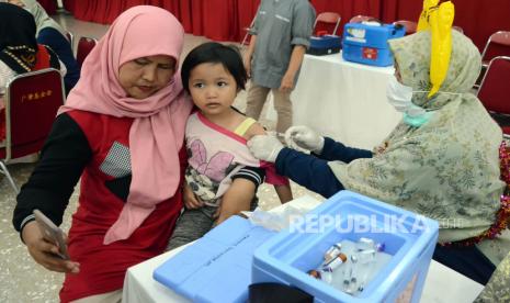 Seorang anak diimunisasi saat acara Gebyar Bulan Imunisasi Anak Nasional (BIAN) yang digelar UPT Puskesmas Sukahaji, Kecamatan Babakan Ciparay, Kota Bandung, di Graha Mutiara, Jalan Situ Aksan, Jumat (30/9). (Ilustrasi)