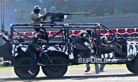 Prajurit Kopasgat TNI AU beraksi saat gladi resik peringatan HUT ke-77 TNI AU di Jakarta, Indonesia, (06/04/2023). Menurut Kementerian Pertahanan, Indonesia telah setuju untuk membeli 42 unit pesawat tempur Dassault Rafale dari Perancis dengan kontrak awal, enam di antaranya akan diimpor terlebih dahulu pada akhir 2026.