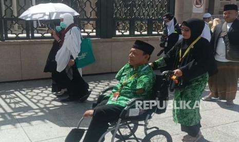 Sri Rohmatiah (46) dan suaminya Agus Yusuf (56) saat menuju Masjid Nabawi. Sri menemani suaminya yang melaksanakan sholat di Masjid Nabawi. 