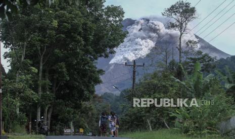 Awan panas guguran Gunung Merapi terlihat dari Kaliurang, Sleman, DI Yogyakarta, Rabu (27/1/2021). Balai Penyelidikan dan Pengembangan Teknologi Kebencanaan Geologi (BPPTKG) menyatakan pada tanggal 27 Januari 2021 telah terjadi awan panas guguran di Gunung Merapi dengan jarak luncur maksimal 1200 meter ke arah hulu Sungai Krasak. 