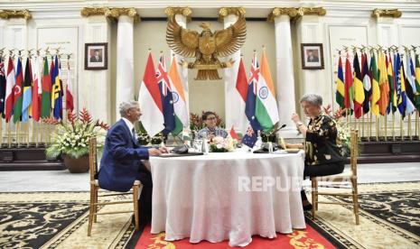 Menteri Luar Negeri (Menlu) Retno Marsudi melakukan pertemuan trilateral dengan Menlu Australia Penny Wong dan Menlu India S. Jaishankar di sela-sela perhelatan ASEAN Foreign Minister Meeting yang digelar di Hotel Shangri-la, Jakarta, Rabu (12/7/2023). Pada kesempatan itu, Retno menyampaikan apresiasi atas dukungan kedua negara terhadap sentralitas ASEAN dan ASEAN Outlook on the Indo-Pacific (AOIP).