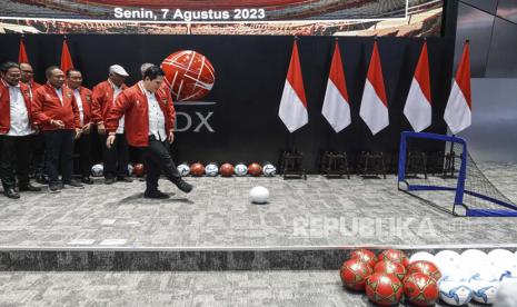 Ketua Yayasan Bakti Sepak Bola Indonesia Erick Thohir (kanan) menendang bola pada acara penyerahan bantuan dana peningkatan prestasi bagi persepakbolaan Indonesia di main hall Bursa Efek Indonesia (BEI), Jakarta, Senin (7/8/2023). Kerja sama ini menjadi inisiatif baru sekaligus komitmen antara BEI dan Yayasan Bakti Sepak Bola Indonesia untuk bersinergi bersama dalam meningkatkan literasi pasar modal kepada para anggota dan komunitas yang berada di naungan yayasan. 