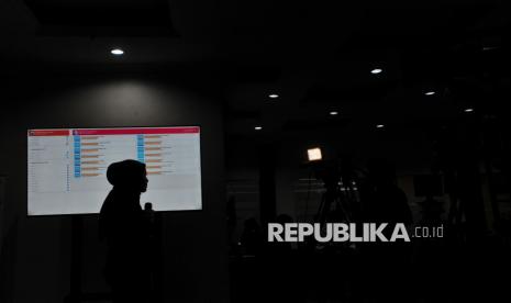 Jurnalis melakukan siaran saat kegiatan Pilkada 2024.