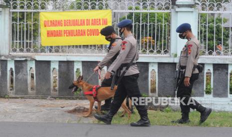 Sejumlah anggota Brimob Polda Jawa Tengah dan tim K9 Polres Boyolali melakukan patroli di sekitar Asrama Haji Donohudan, Ngemplak, Boyolali, Jawa Tengah, Senin (14/6/2021). Asrama Haji Donohudan akan resmi beroperasi menjadi rumah sakit darurat pada 2 Agustus 2021. (ilustrasi)