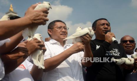 Ketua Umum Partai Kebangkitan Nusantara (PKN) Anas Urbaningrum didampingi Ketua Majelis Agung Partai PKN I Gede Pasek Suardika melepas burung merpati usai pidato Anas  Urbaningrum di Monas, Jakarta, Sabtu (15/7/2023). Dalam pidatonya Ketua Umum PKN yang baru terpilih tersebut berharap tidak ada kezaliman hukum terjadi di masyarakat dan meminta kepada tiap orang yang telah berlaku zalim untuk segera bertaubat. Anas Urbaningrum pun menekankan pentingnya asas keadilan dalam membangun Indonesia.