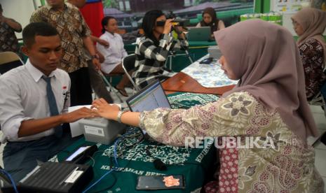 Remaja mengikuti perekaman data KTP elektronik untuk pemula.