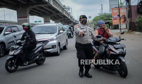 Petugas kepolisian melakukan operasi protokol kesehatan di kawasan Jalan Kalimalang perbatasan Jakarta-Bekasi, Jawa Barat, Kamis (31/12). Sejumlah pengendara yang hendak berpergian dan terjaring razia diimbau untuk melakukan rapid test covid-19 yang disediakan Polsek Bekasi Kota dalam rangka Operasi Lilin Jaya 2020 dan razia protokol kesehatan guna mengantisipasi lonjakan kasus covid-19 menjelang perayaan tahun baru 2021. Republika/Thoudy Badai