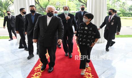 Foto selebaran yang disediakan oleh Kementerian Luar Negeri Indonesia menunjukkan Menteri Luar Negeri Iran Javad Zarif (kiri) disambut oleh Menteri Luar Negeri Retno Marsudi (kanan) dalam pertemuan mereka di Jakarta, Indonesia, 19 April 2021. Javad Zarif aktif kunjungan resmi untuk mempererat hubungan bilateral di bidang ekonomi dan kesehatan antara kedua negara.