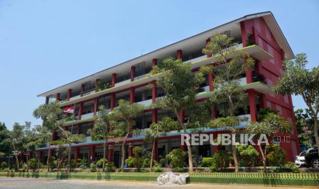 Suasana tempat kejadian siswi kelas 6 SD yang diduga terjatuh dari lantai 4 SDN 06 Petukangan Utara. DPRD DKI akan mengevaluasi konsep gedung tinggi untuk sekolah pada tahun depan.