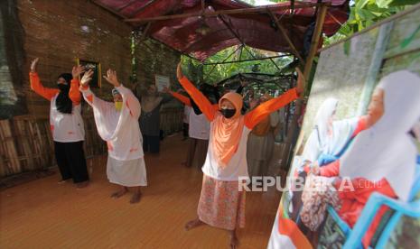 Sejumlah warga lanjut usia mengikuti senam lansia di Desa Berdaya Tegalurung, Balongan, Indramayu, Jawa Barat, Selasa (6/10/2020). Kegiatan senam lansia yang digagas Rumah Zakat tersebut bertujuan untuk menjaga kebugaran tubuh dan menciptakan lansia yang produktif terutama di masa pandemi COVID-19. 