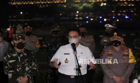 Gubernur DKI Jakarta Anies Baswedan (tengah)