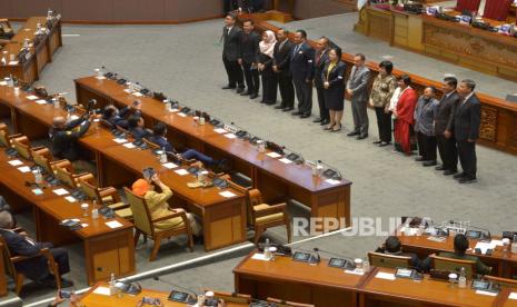 Ketua DPR Puan Maharani (tengah) bersama wakil ketua DPR dan para Anggota Komnas HAM terpilih periode 2022-2027 berfoto dalam rapat Paripurna DPR Ke-8 Masa Persidangan I Tahun Sidang 2022-2023 di Kompleks Parlemen, Senayan, Jakarta, Selasa (4/10/2022). Amnesty Internasional berharap komisioner Komnas HAM terpilih menjunjung independensi