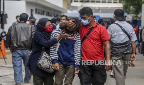 Sejumlah orang tua saat menjemput anaknya yang ditahan karena terlibat aksi penolakan Undang-Undang Cipta Kerja di Polda Metro Jaya, Jakarta, Rabu (14/10). Polda Metro Jaya mengamankan 561 demonstran yang didominasi oleh remaja berstatus pelajar yang diduga terlibat kerusuhan saat aksi penolakan Undang-Undang Cipta kerja. Republika/Putra M. Akbar