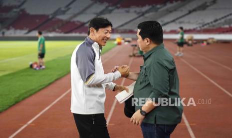 Ketua PSSI Erick Thohir menyapa pelatih timnas Indonesia Shin Tae Yong