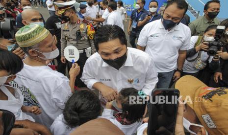 Menteri BUMN Erick Thohir (tengah) menyapa peserta Mudik Aman Mudik Sehat Bersama BUMN 2022 di kawasan Gelora Bung Karno (GBK), Senayan, Jakarta, Rabu (27/4/2022). Dalam acara tersebut Menteri BUMN memberangkatkan 12.450 pemudik dengan 249 bus, dari total 40 ribu pemudik yang akan berangkat dengan 54 bus dan 24 perjalanan kereta api ke hampir 40 kota di Pulau Jawa dan Sumatera. 