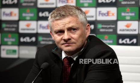 Pelatih Manchester United Ole Gunnar Solskjaer saat konferensi pers setelah pertandingan leg pertama perempat final Liga Eropa UEFA antara Granada CF dan Manchester United yang diadakan di stadion Nuevo Los Carmenes di Granada, Spanyol selatan, 08 April 2021.